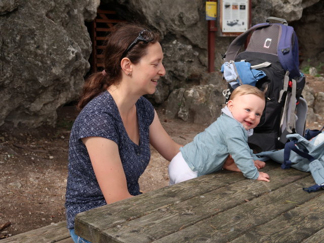 Sabine und Nils bei der Einödhöhle, 370 m