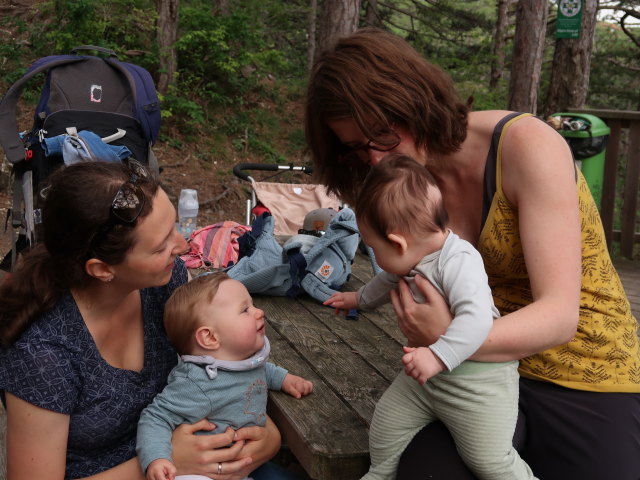 Sabine, Nils, Ella und Hannelore bei der Einödhöhle, 370 m