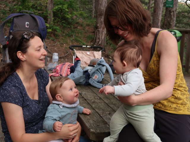 Sabine, Nils, Ella und Hannelore bei der Einödhöhle, 370 m