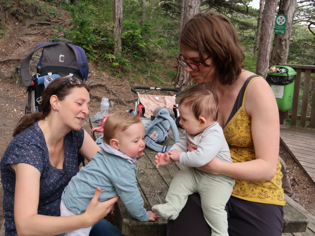 Sabine, Nils, Ella und Hannelore bei der Einödhöhle, 370 m