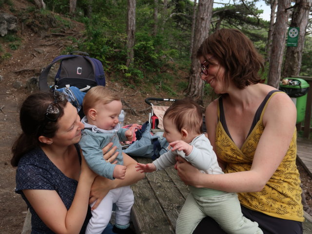 Sabine, Nils, Ella und Hannelore bei der Einödhöhle, 370 m