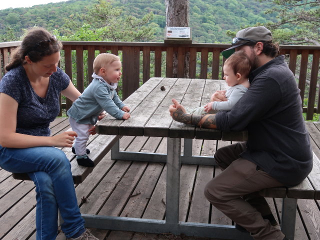 Sabine, Nils, Ella und Manuel bei der Einödhöhle, 370 m