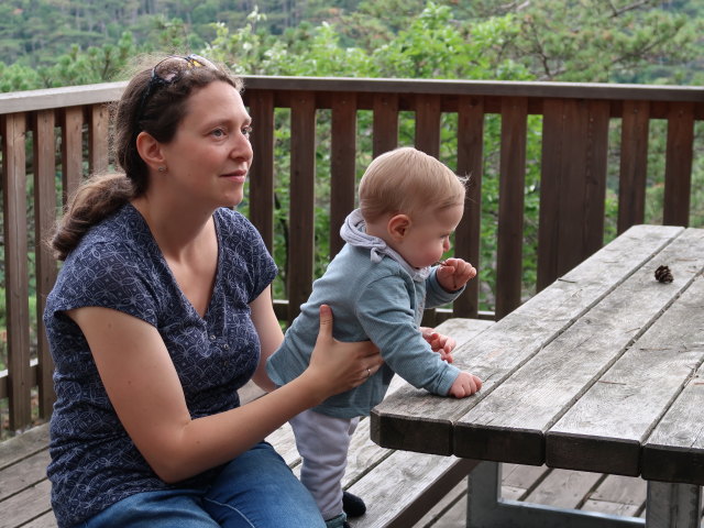 Sabine und Nils bei der Einödhöhle, 370 m