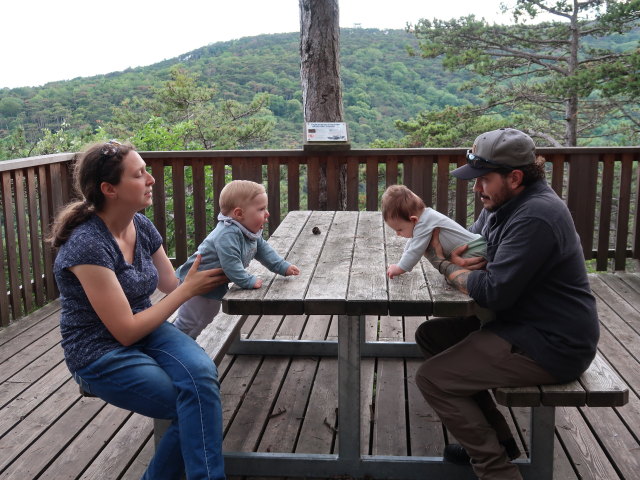 Sabine, Nils, Ella und Manuel bei der Einödhöhle, 370 m