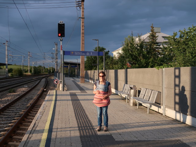 Sabine und Nils im Bahnhof Pfaffstätten, 238 m