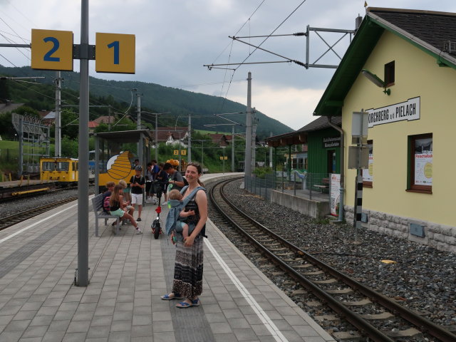 Nils und Sabine im Bahnhof Kirchberg an der Pielach, 372 m