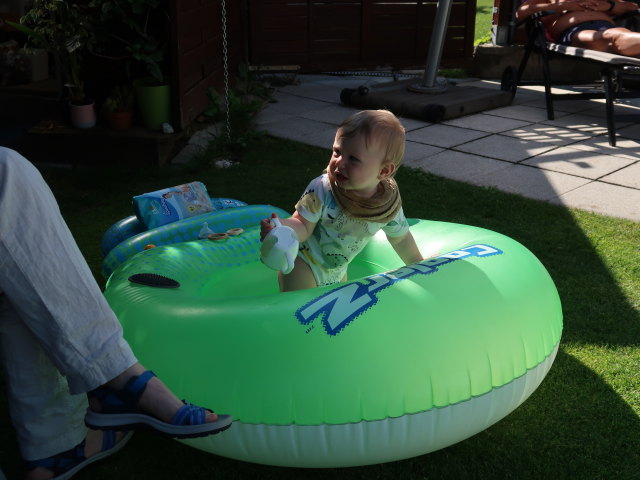 Sabine, Nils und Papa im Garten meiner Eltern