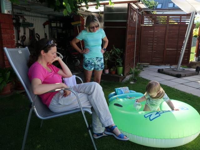 Sabine, Mama und Nils im Garten meiner Eltern