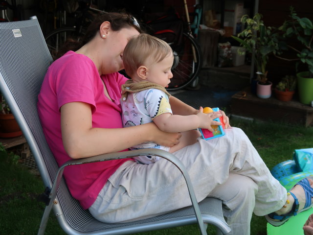 Sabine und Nils im Garten meiner Eltern