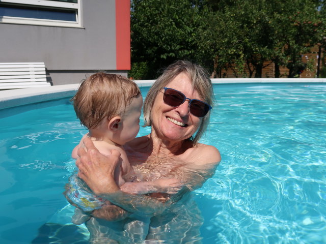 Nils und Mama im Garten meiner Eltern