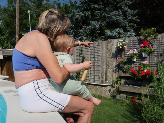 Mama und Nils im Garten meiner Eltern