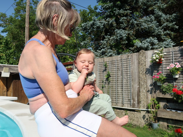 Mama und Nils im Garten meiner Eltern