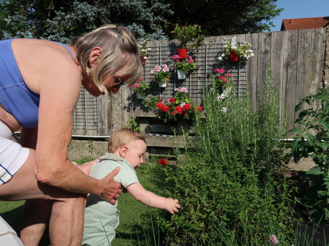 Mama und Nils im Garten meiner Eltern