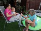 Sabine, Nils und Mama im Garten meiner Eltern