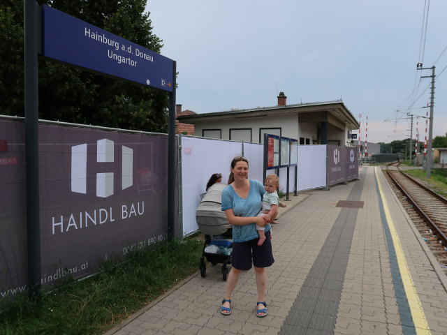 Sabine und Nils im Bahnhof Hainburg Ungartor