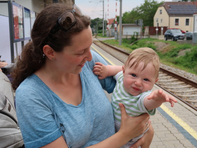 Sabine und Nils im Bahnhof Hainburg Ungartor