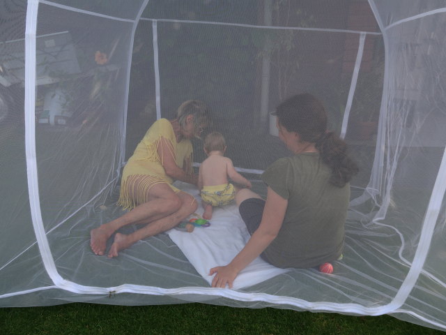 Mama, Nils und Sabine im Garten meiner Eltern