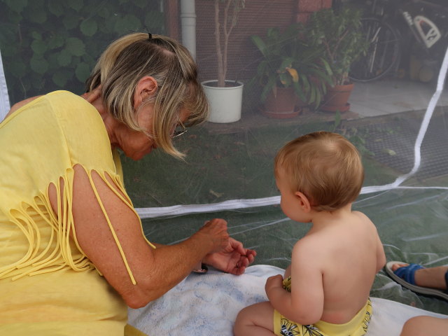 Mama und Nils im Garten meiner Eltern