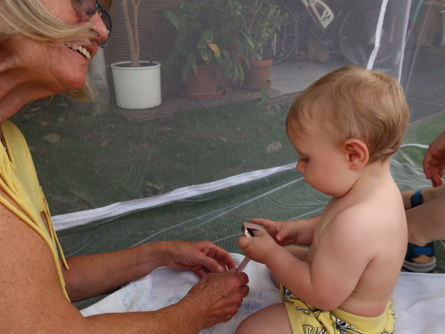 Mama und Nils im Garten meiner Eltern