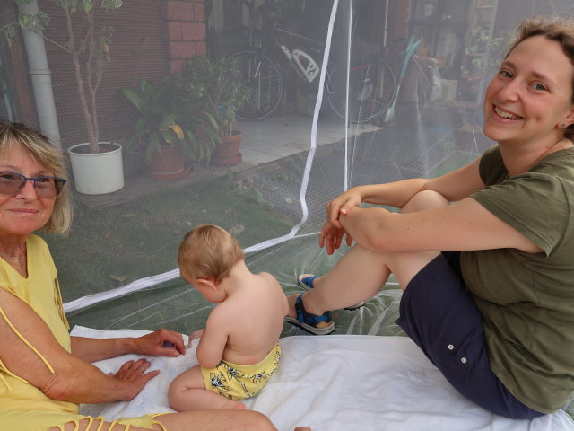 Mama, Nils und Sabine im Garten meiner Eltern