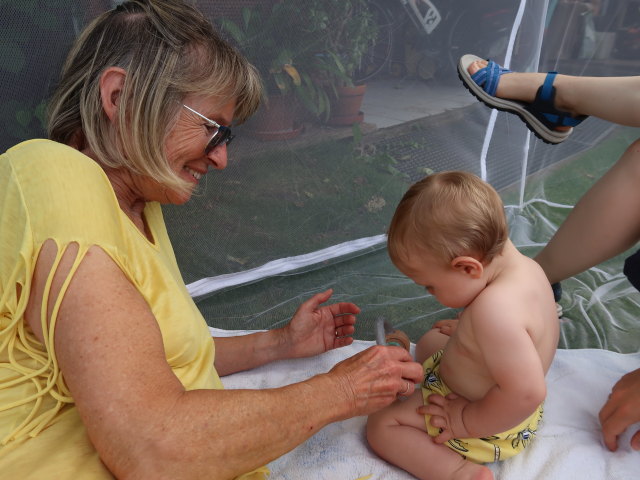 Mama und Nils im Garten meiner Eltern