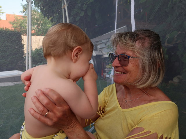 Nils und Mama im Garten meiner Eltern