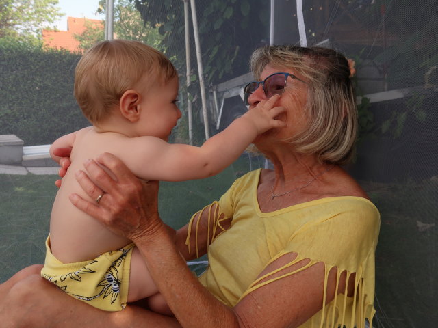 Nils und Mama im Garten meiner Eltern