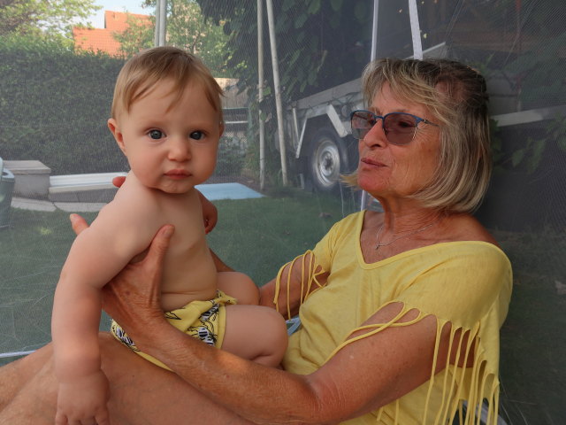 Nils und Mama im Garten meiner Eltern