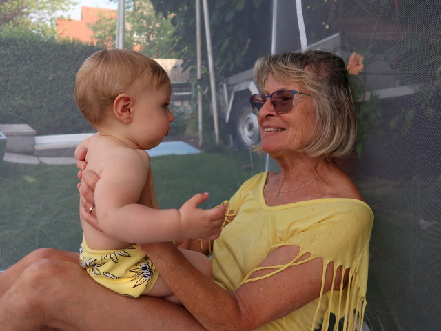 Nils und Mama im Garten meiner Eltern