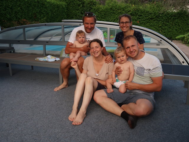 Nils, ich, Sabine, Lukas, Kathrin und Thomas im Garten von Thomas Eltern