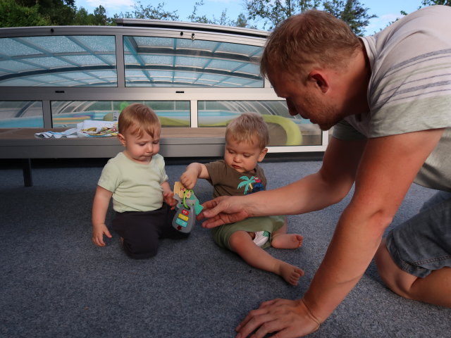 Nils, Lukas und Thomas im Garten von Thomas Eltern