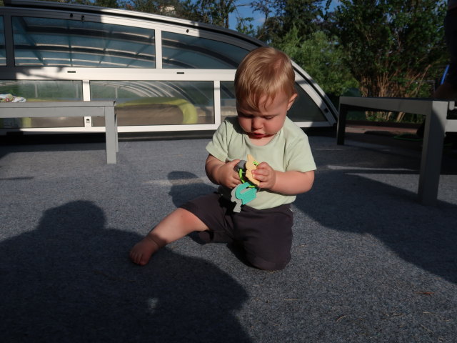 Nils im Garten von Thomas Eltern