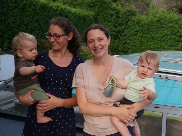 Lukas, Kathrin, Sabine und Nils im Garten von Thomas Eltern