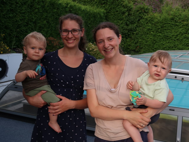 Lukas, Kathrin, Sabine und Nils im Garten von Thomas Eltern