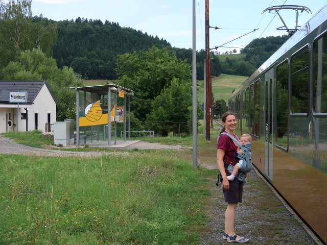 Sabine und Nils im Bahnhof Mainburg, 335 m