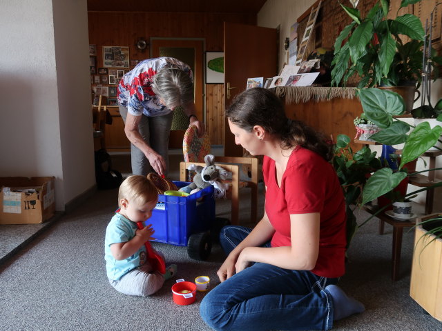 Nils, Oma und Sabine im Haus von Oma