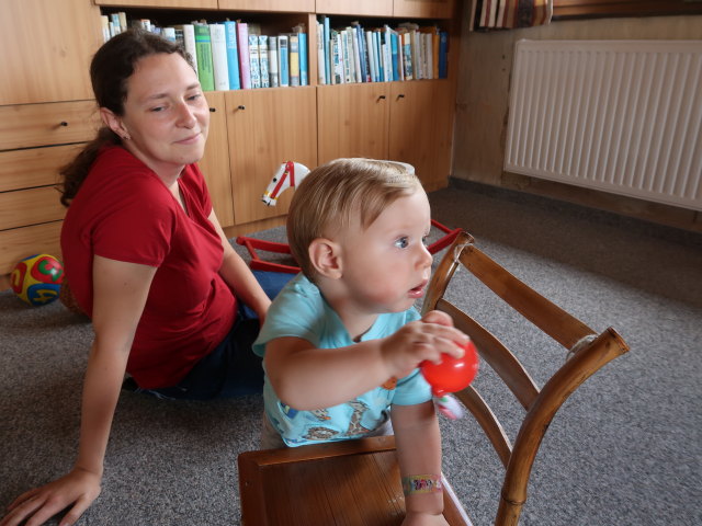 Sabine und Nils im Haus von Oma