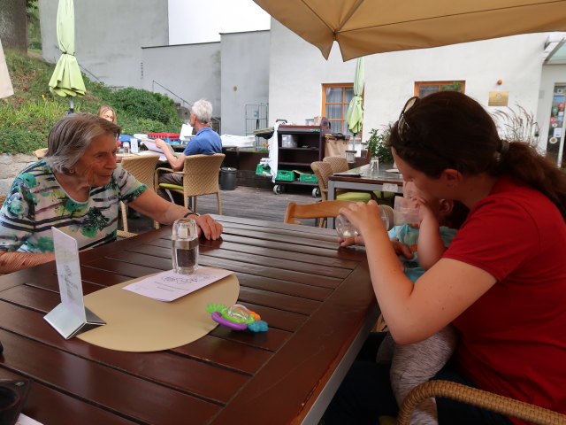 Oma, Nils und Sabine im Schüttkasten Geras