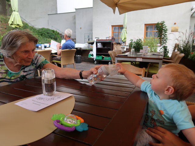 Oma und Nils im Schüttkasten Geras