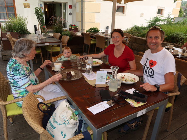 Oma, Nils, Sabine und ich im Schüttkasten Geras