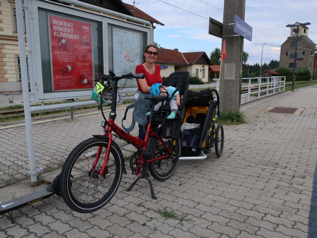 Sabine und Nils im Bahnhof Hötzelsdorf-Geras, 499 m