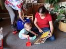 Oma, Nils und Sabine im Haus von Oma