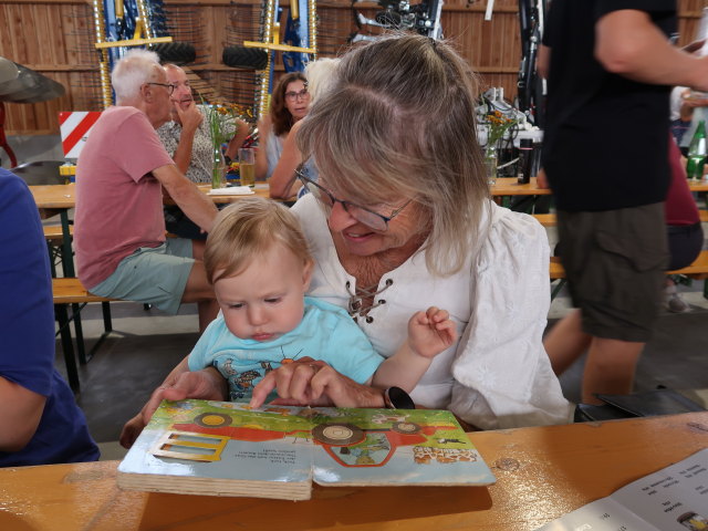 Nils und Mama im ÖsterReis-Hof in Gerasdorf