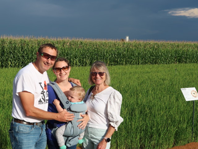 Ich, Sabine, Nils und Mama im ÖsterReis-Hof in Gerasdorf