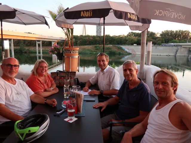 Hans-Christian, Doris, ich, Friedrich und Jörg im Inseltreff Barbados