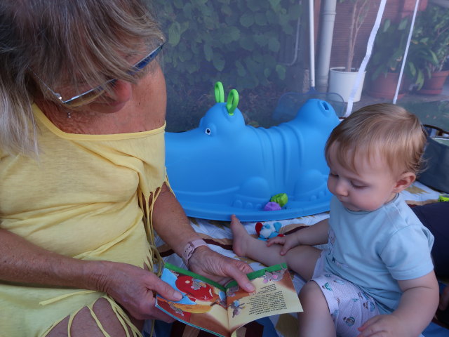 Mama und Nils im Garten meiner Eltern