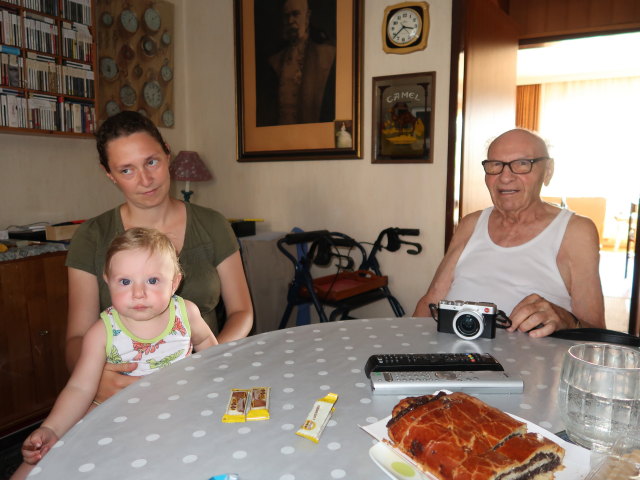 Nils, Sabine und Johann in der Wohnung von Sabines Großeltern