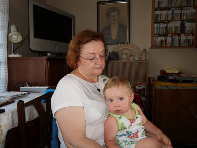 Brigitte und Nils in der Wohnung von Sabines Großeltern