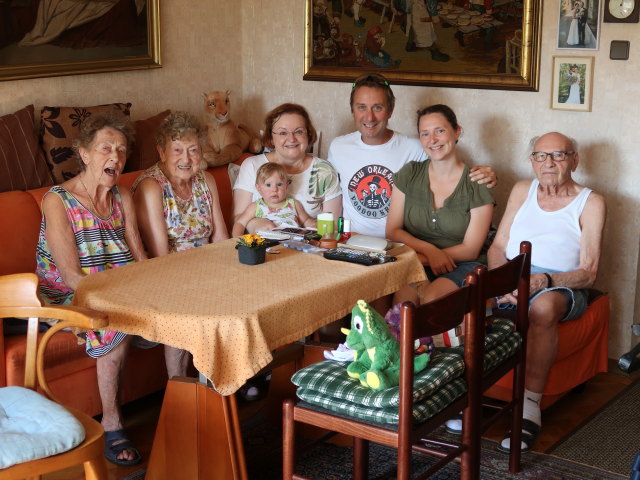 Herta, Helga, Nils, Brigitte, ich, Sabine und Johann in der Wohnung von Sabines Großeltern