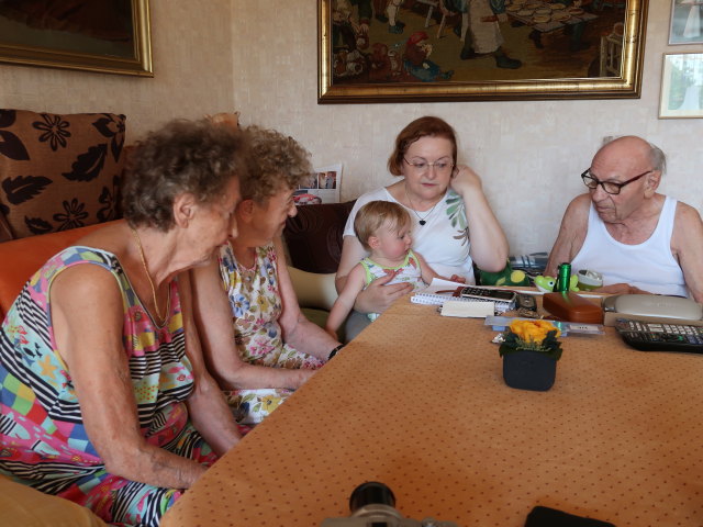 Herta, Helga, Nils, Brigitte und Johann in der Wohnung von Sabines Großeltern